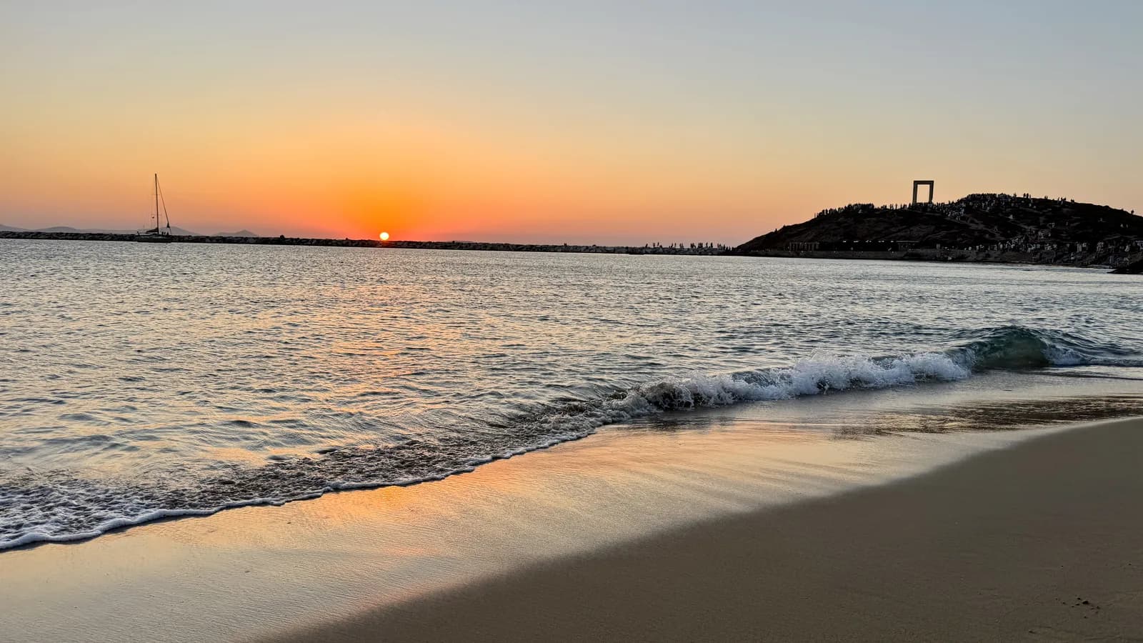 Sonnenuntergang bei der Portara von Naxos, Segelyacht liegt vor Anker