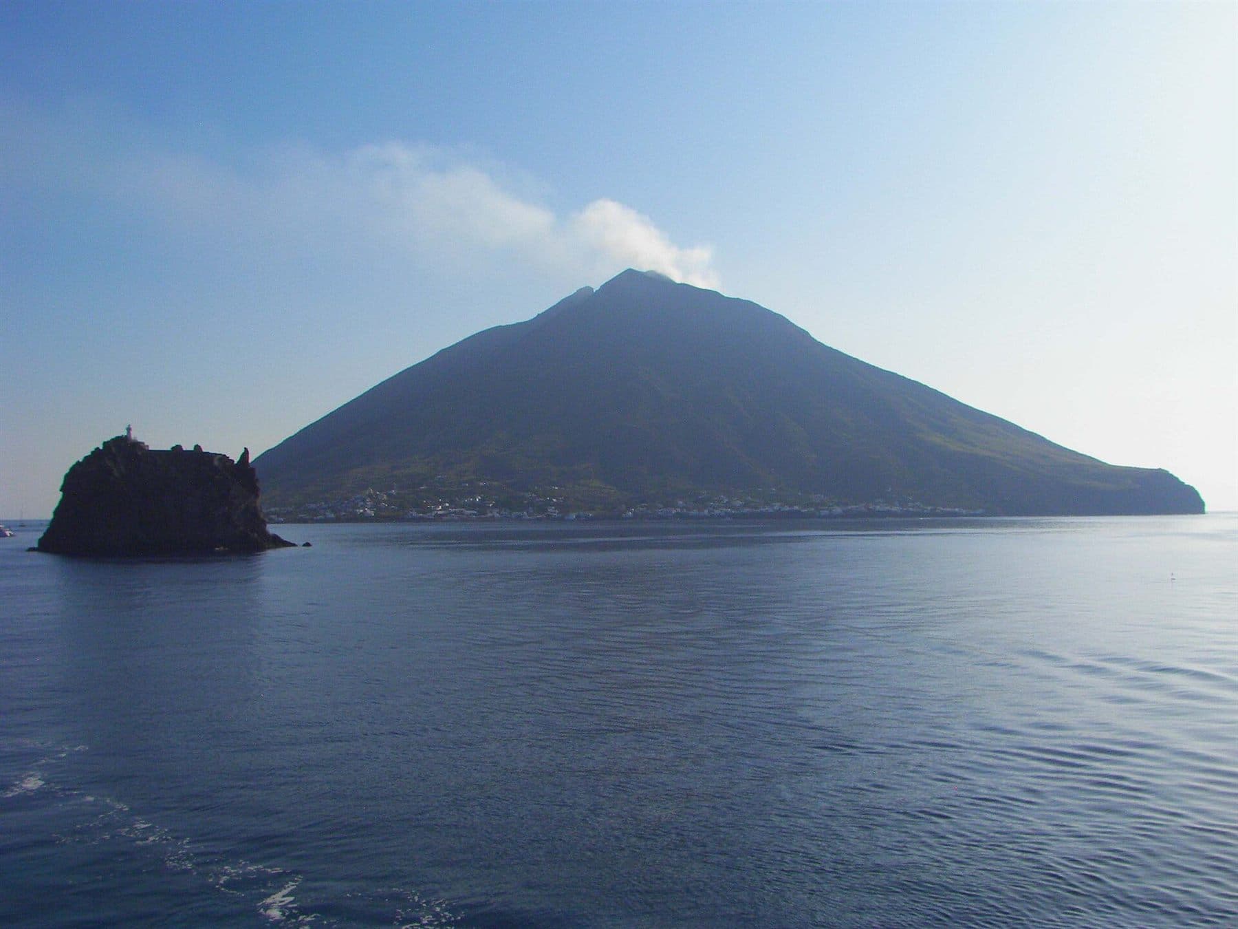 Die Vulkaninsel Stromboli mit dem Felsen Strombolicchio