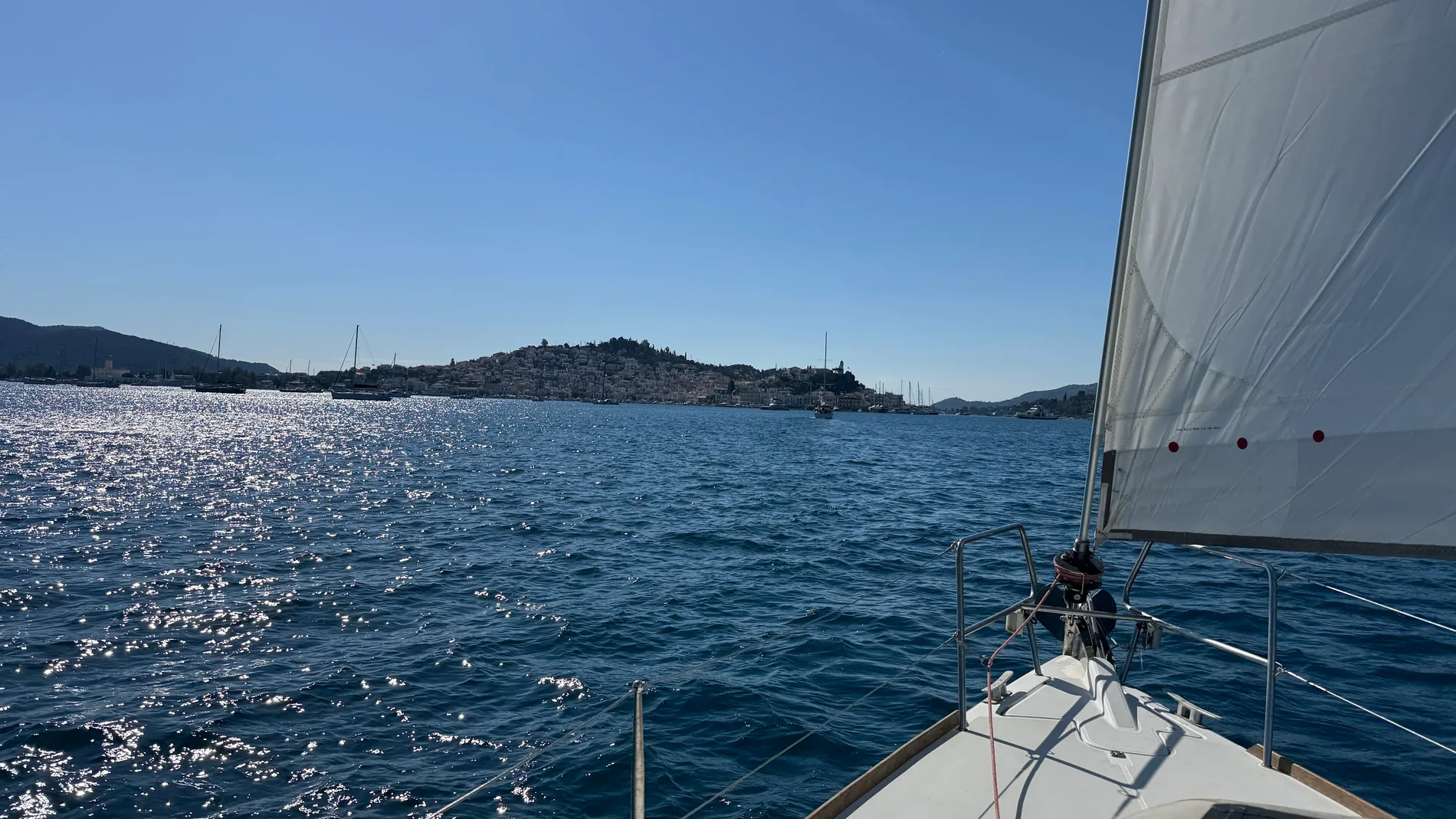 Segelyacht in türkisfarbener Bucht im Mittelmeer