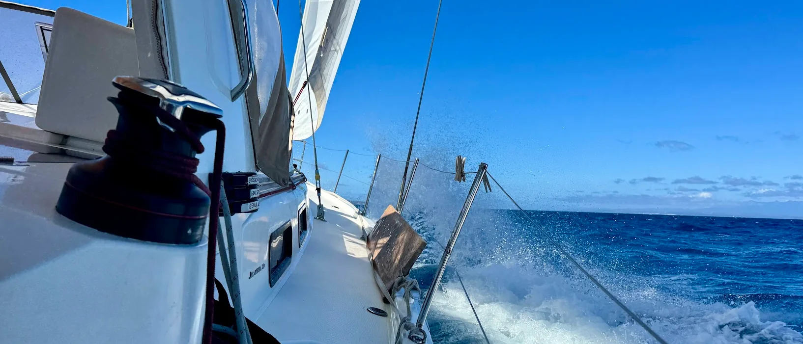 Segelyacht bei Krängung auf offener See, Gischt am Vorschiff